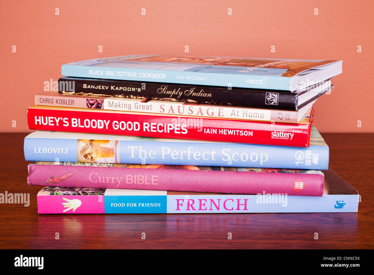 Haufen von Kochbüchern auf einem Tisch. Stockfoto
