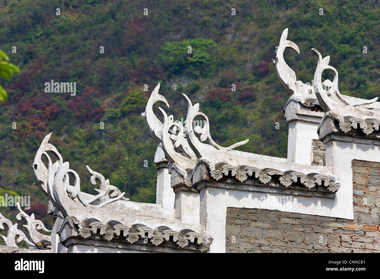 Traditionelles Haus mit umgedrehten Traufe, Zhenyuan, Guizhou, China Stockfoto