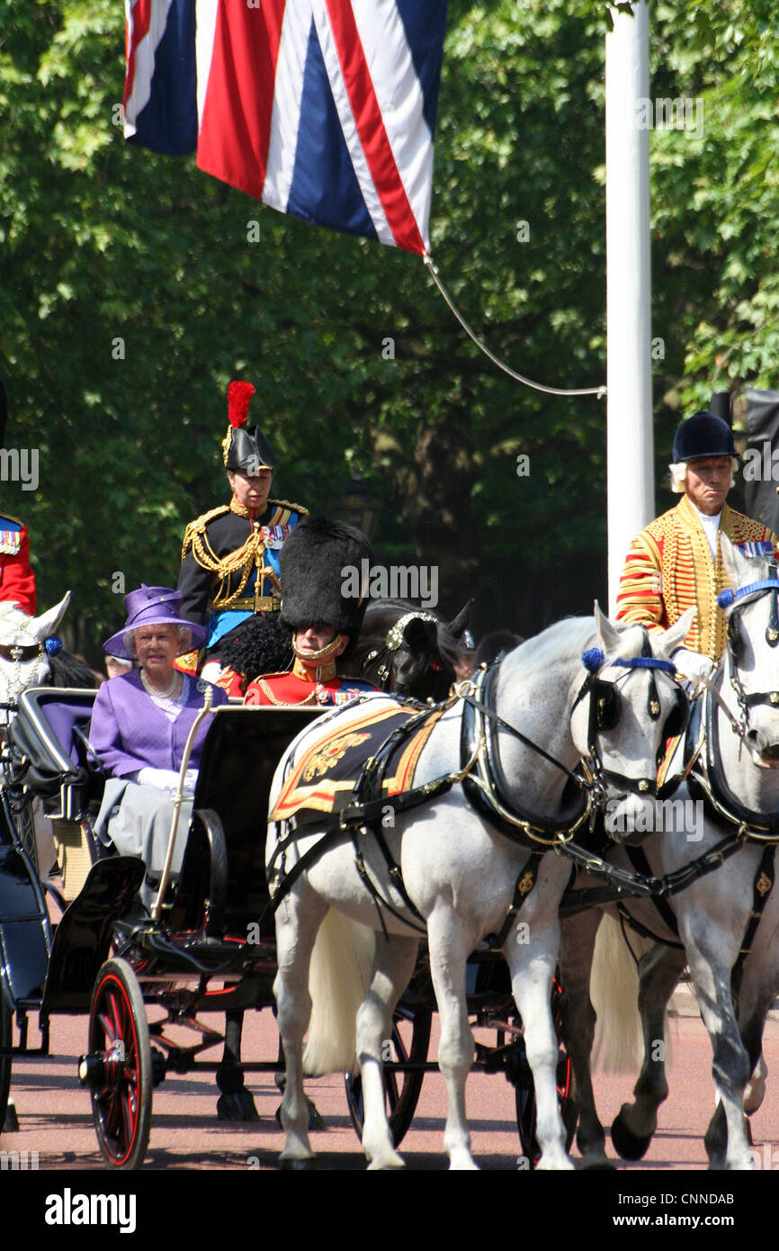 London, UK - 17. Juni 2006: Königin Elizabeth II., Prinz Philip auf Royal Coach bei Queen es Birthday Parade [nur zur redaktionellen Verwendung] Stockfoto