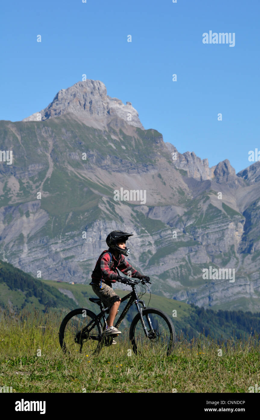 Junge mit Fahrrad in Berge, Alpen, Frankreich Stockfoto