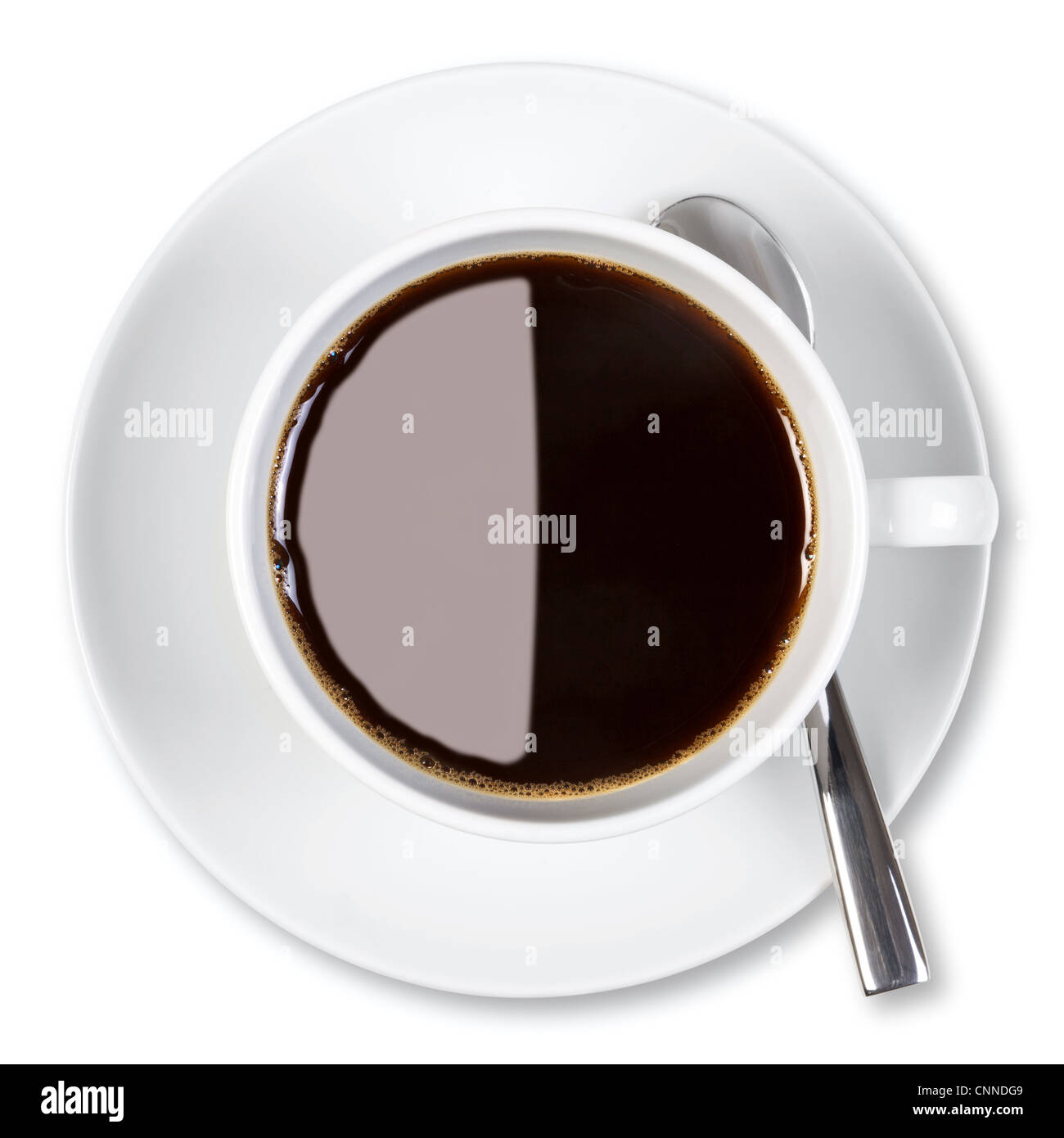 Obenliegende Foto eine Tasse schwarzen Kaffee, isoliert auf weißem Hintergrund mit Beschneidungspfad. Stockfoto