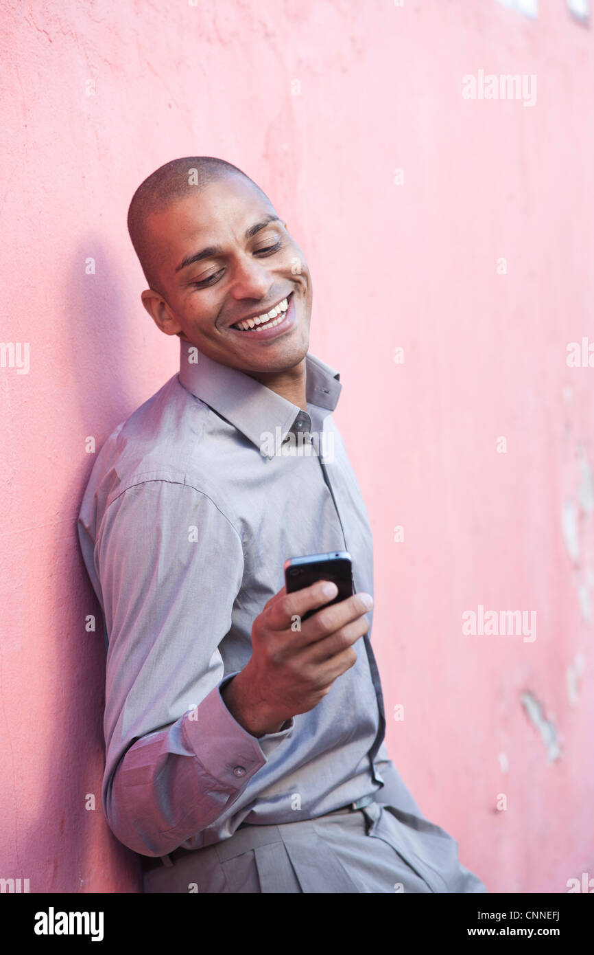 Mann am Handy Stockfoto