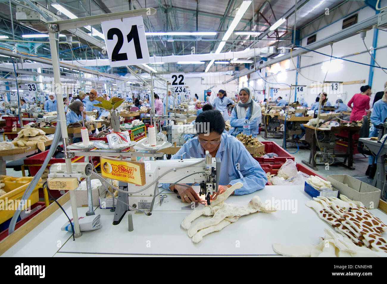 Tunesien, SIDI BOUZID: 1000 Frauen arbeiten in deutschen Fabrik produziert Steiff Spielzeug für Haustiere für Deutschland und andere Länder Stockfoto