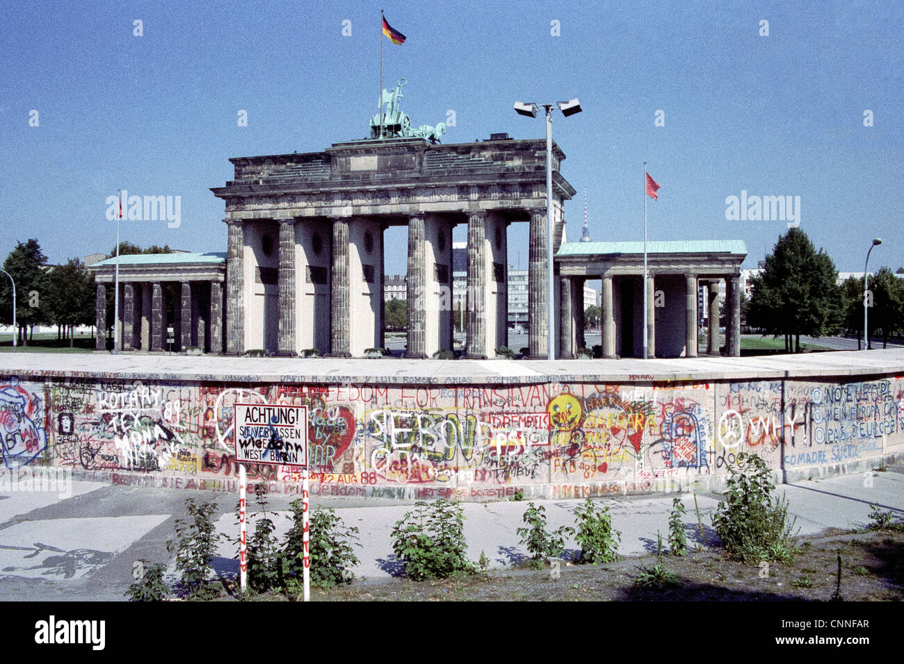 Die Berliner Mauer am Brandenburger Tor im Jahr 1989 Stockfoto