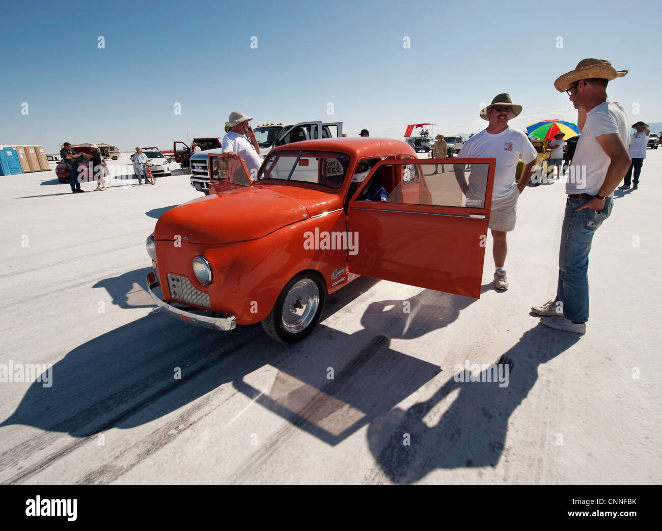 Salzsee von Bonneville speed Woche Retro-Motorrad Rennfahrer in den USA, orange Hot Rod auf weißen Salinen Stockfoto