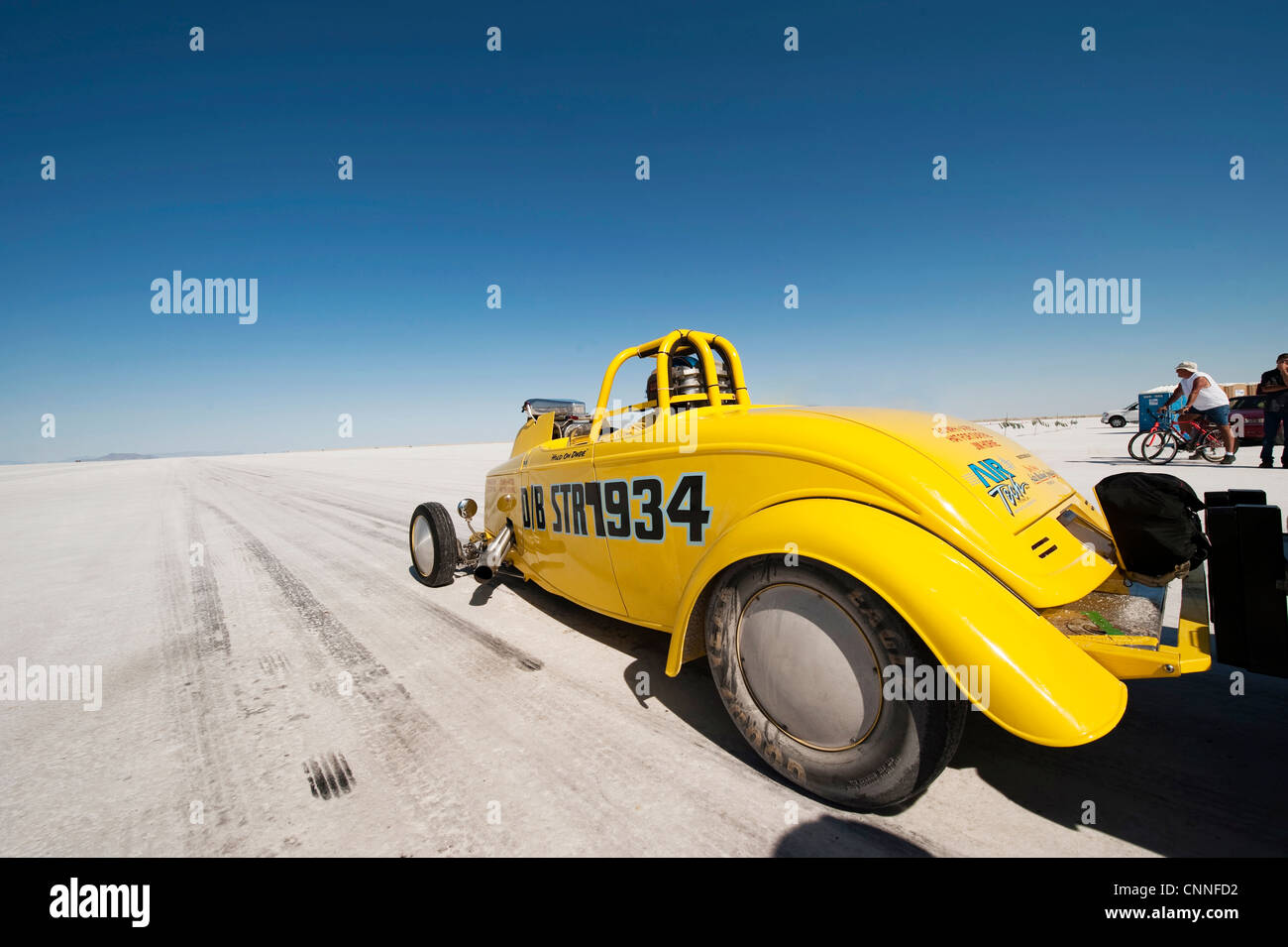Salzsee von Bonneville speed Woche Retro-Motorrad Rennfahrer in den USA, gelbe Hot Rod auf weißen Salinen Stockfoto