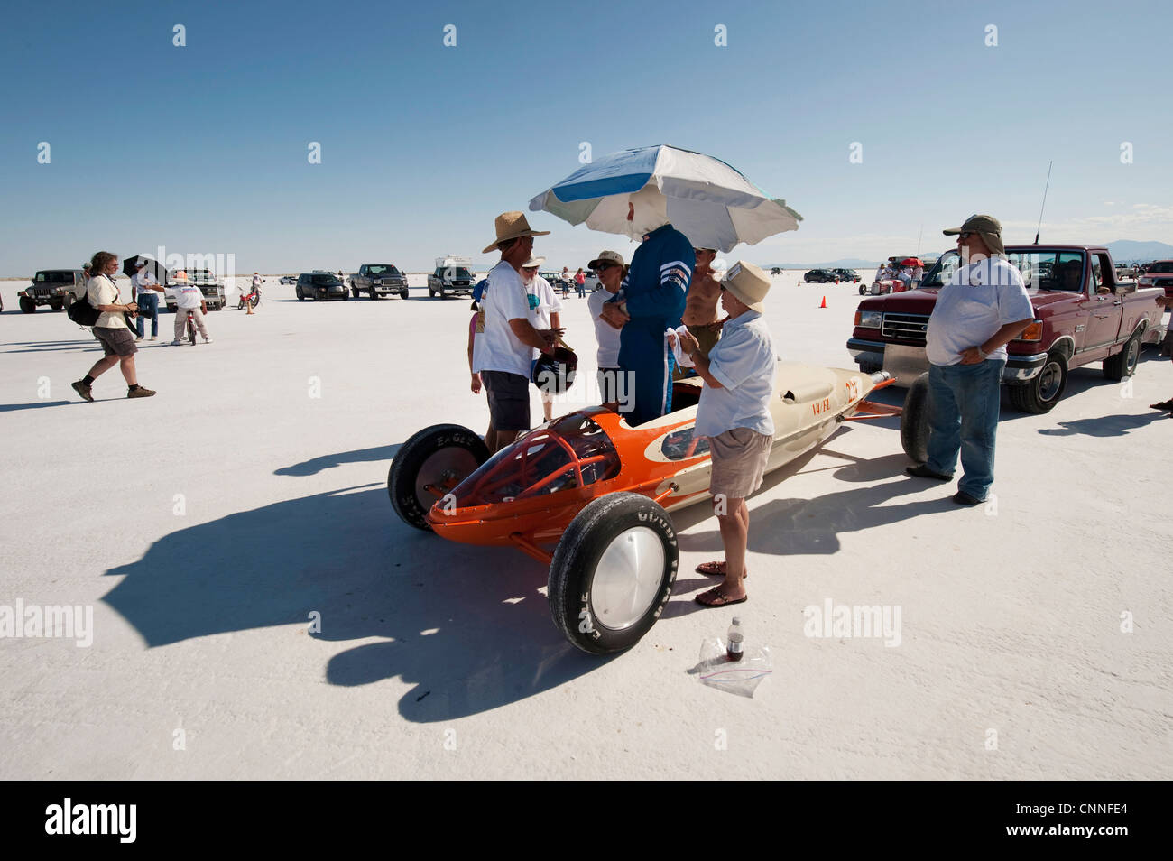 Salzsee von Bonneville speed Woche Retro-Motorrad Rennfahrer in den USA, orange Hot-Rod Streamliner auf weißen Salinen Stockfoto