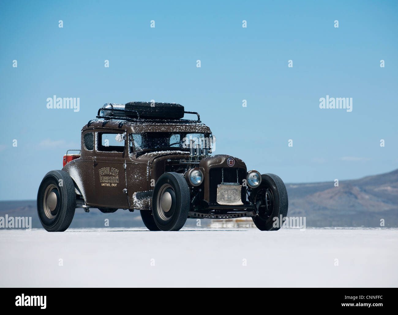 Bonneville Salt Flats bike Woche Retro-1950er Jahre Autorennen in den USA, Auto geparkt auf heißen weißen Salinen Horizont mit blauem Himmel Stockfoto