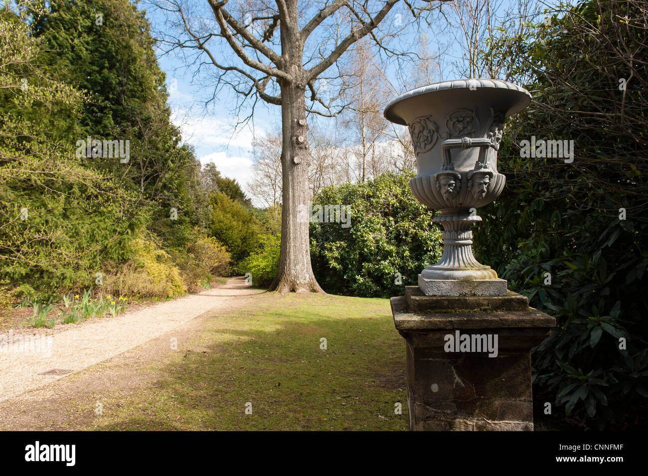 Wanderweg in einem Park in England mit einer Vase Dekoration Stockfoto