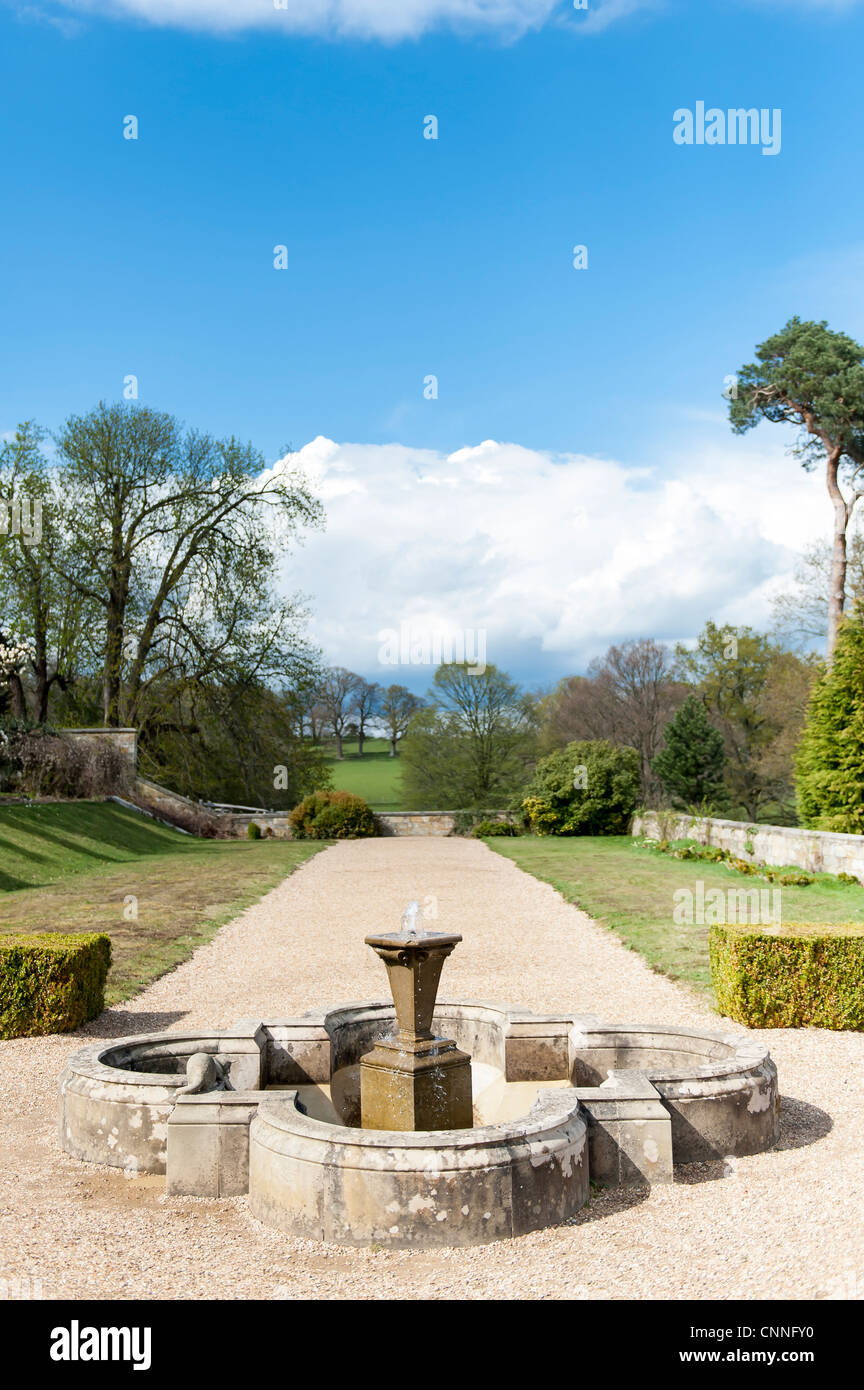 Garten von einem englischen Herrenhaus mit einem Brunnen Stockfoto