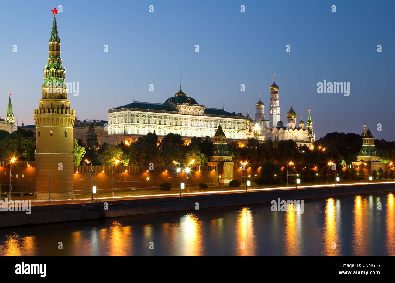 Moskauer Kreml bei Nacht. Stockfoto