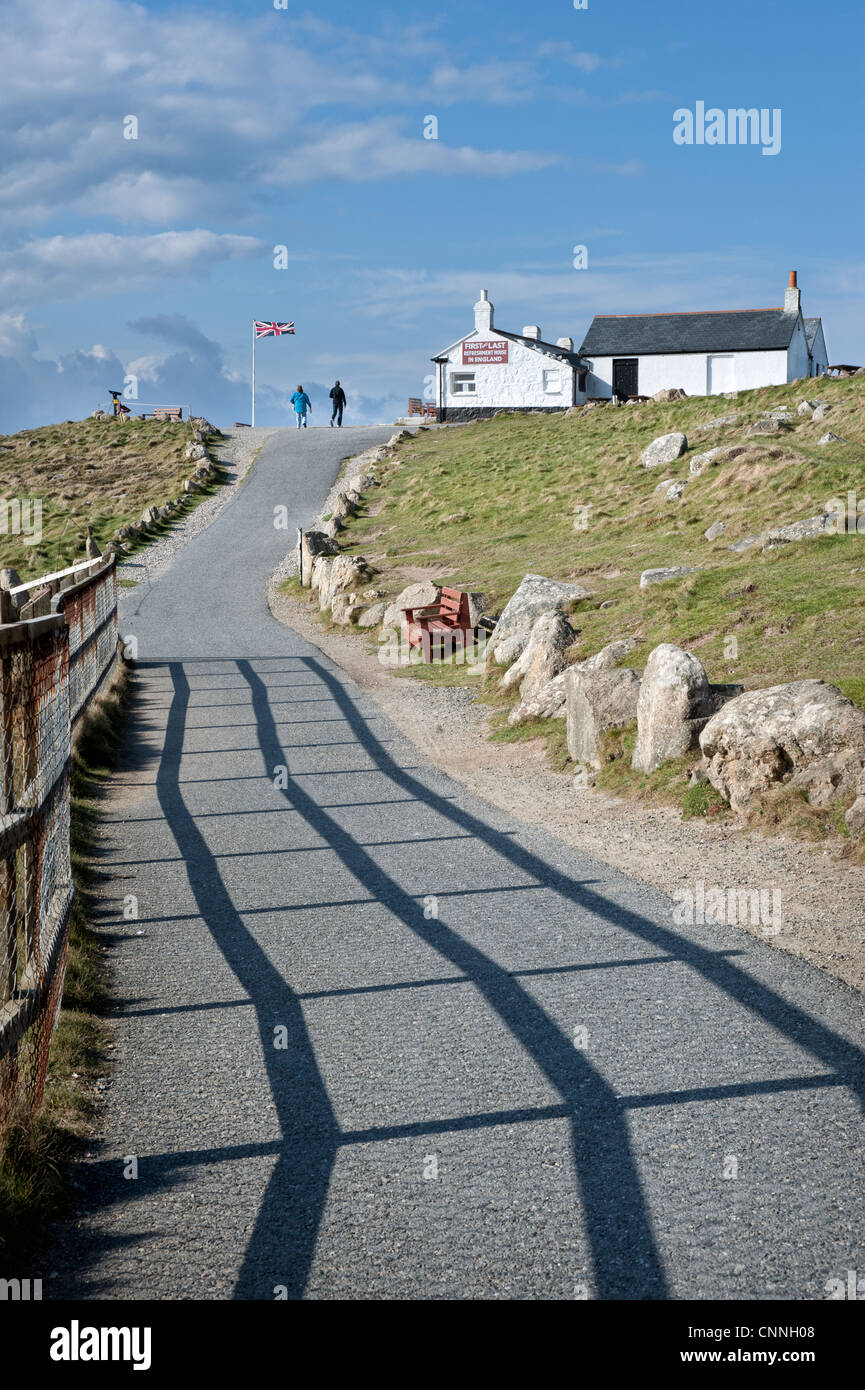 Der Küstenweg führt zum ersten und letzten Erfrischung Haus, Lands End, Cornwall, UK Stockfoto