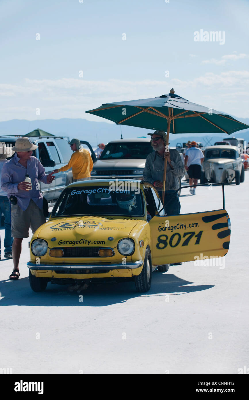 Salzsee von Bonneville speed Woche Retro-Motorrad Rennfahrer in den USA, Hot-Rod auf weißen Salinen gelbe japanischen Rennwagen Stockfoto