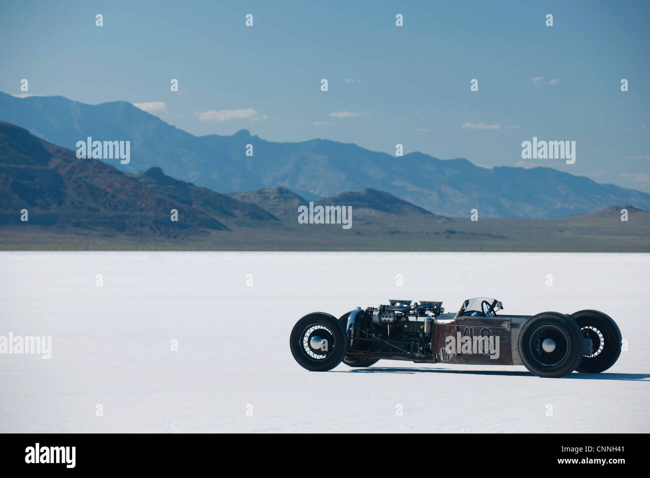 Bonneville Salt Flats bike Woche Retro-1950er Jahre Autorennen in den USA, Auto geparkt auf heißen weißen Salinen Horizont mit blauem Himmel Stockfoto