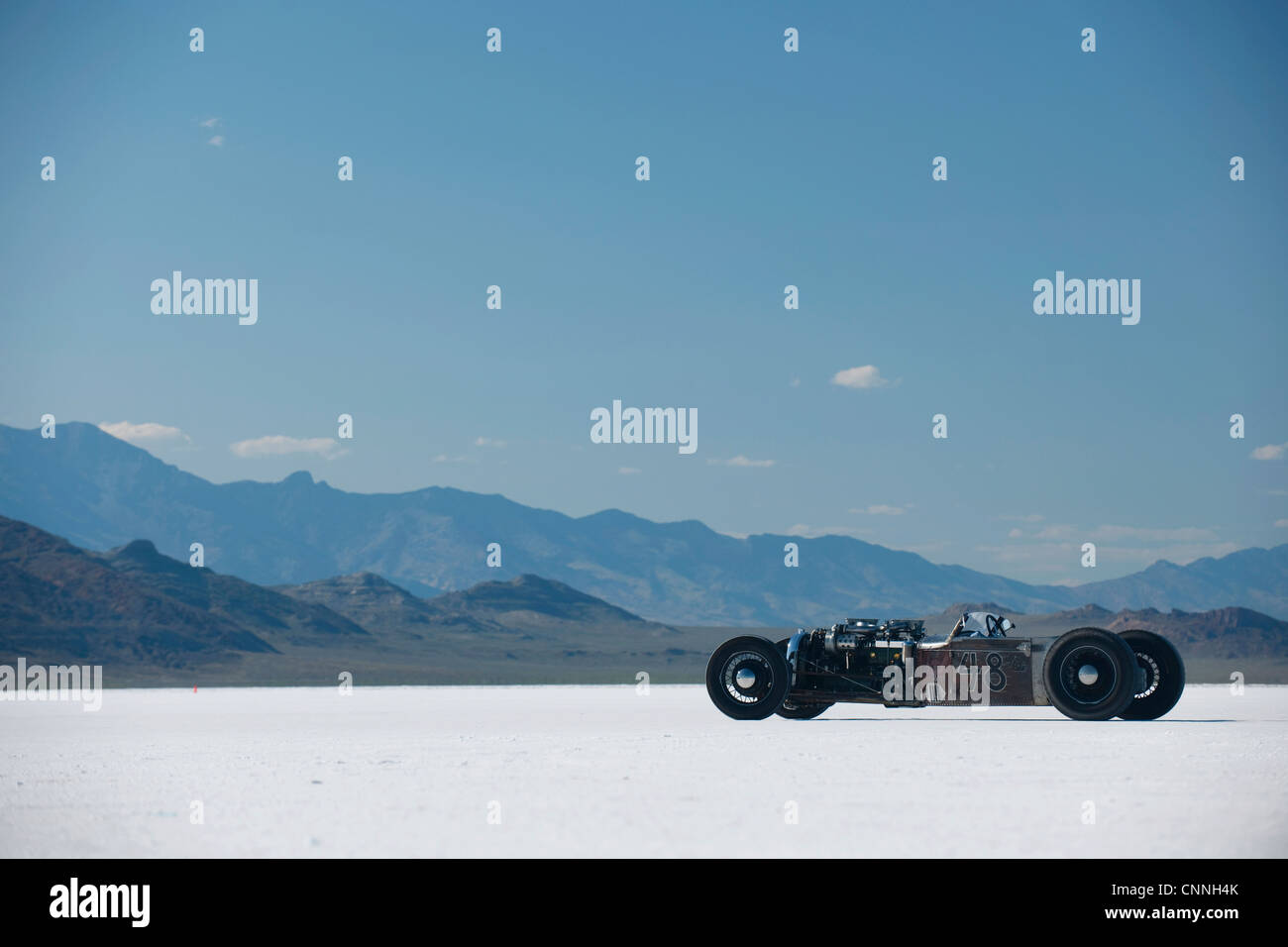 Bonneville Salt Flats bike Woche Retro-1950er Jahre Autorennen in den USA, Auto geparkt auf heißen weißen Salinen Horizont mit blauem Himmel Stockfoto