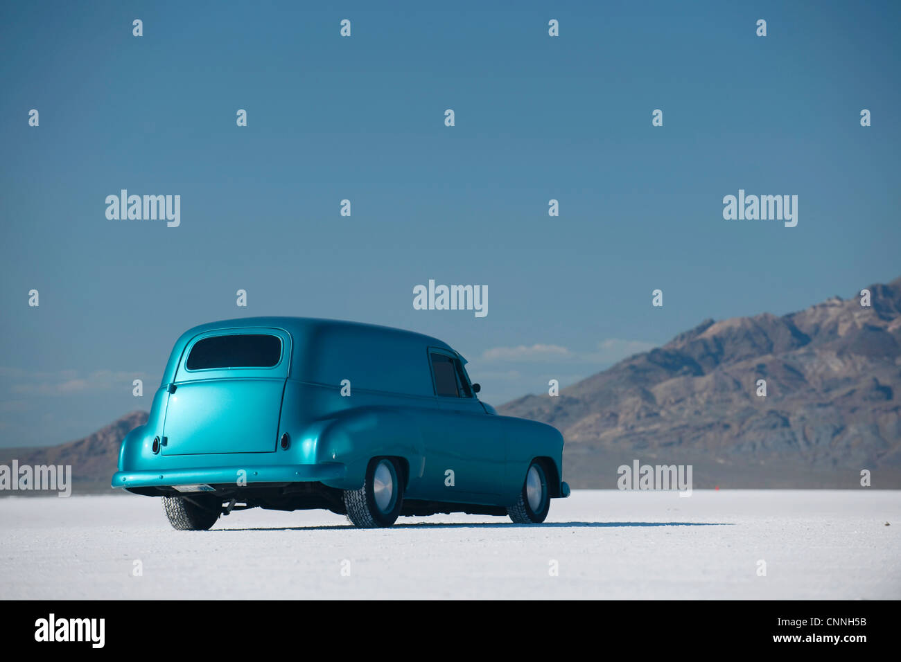 Bonneville Salt Flats bike Woche Retro-1950er Jahre Autorennen in den USA, Auto geparkt auf heißen weißen Salinen Horizont mit blauem Himmel Stockfoto