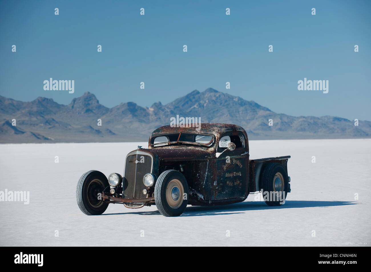 Bonneville Salt Flats bike Woche Retro-1950er Jahre Autorennen in den USA, Auto geparkt auf heißen weißen Salinen Horizont mit blauem Himmel Stockfoto