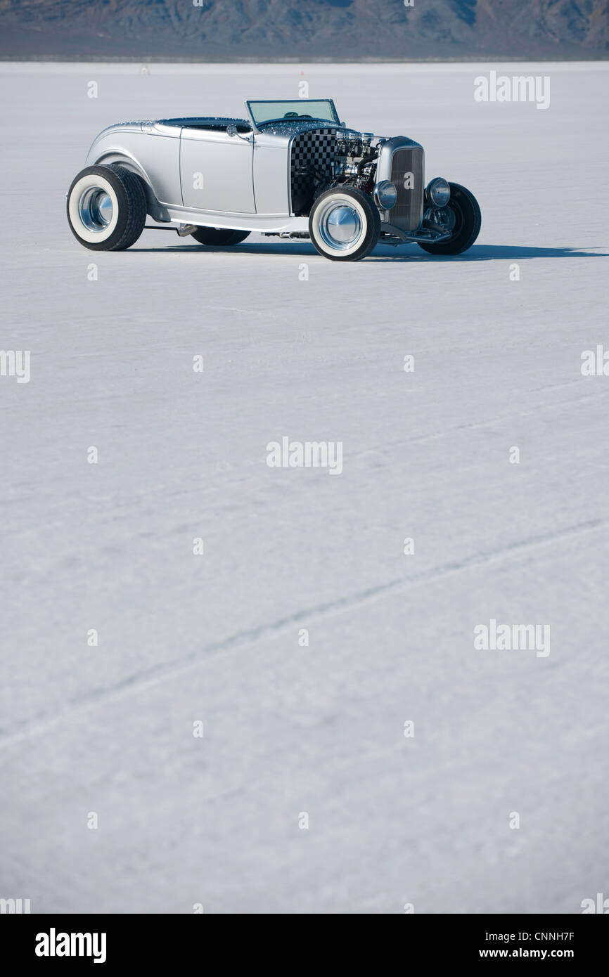 Bonneville Salt Flats bike Woche Retro-1950er Jahre Autorennen in den USA, Auto geparkt auf heißen weißen Salinen Horizont mit blauem Himmel Stockfoto