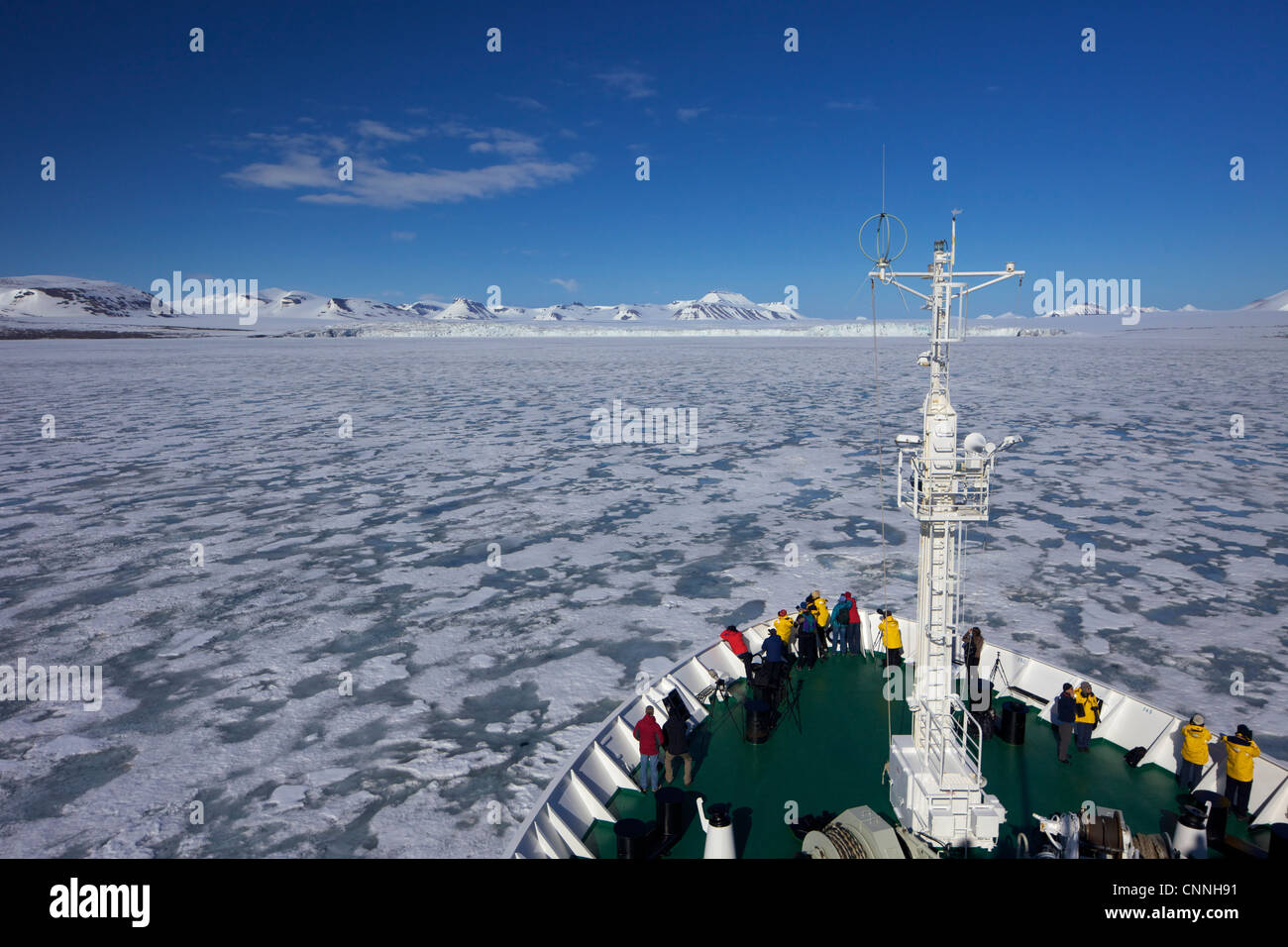 Expedition Kreuzfahrt Schiff Akademik Sergey Vavilov im Hornesund-Fjord im Sommersonnenschein, Spitzbergen, Svalbard, Norwegen Arktis, Stockfoto