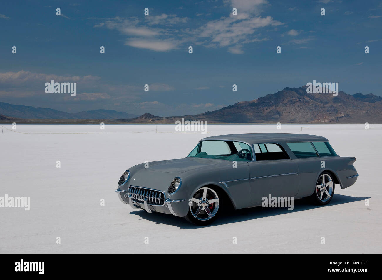 Bonneville Salt Flats bike Woche Retro-1950er Jahre Autorennen in den USA, Auto geparkt auf heißen weißen Salinen Horizont mit blauem Himmel Stockfoto