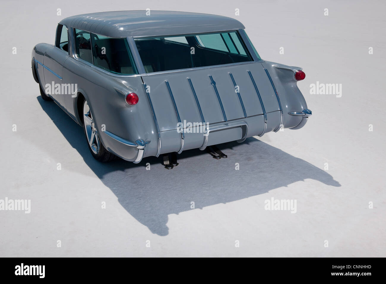Bonneville Salt Flats bike Woche Retro-1950er Jahre Autorennen in den USA, Auto geparkt auf heißen weißen Salinen Horizont mit blauem Himmel Stockfoto