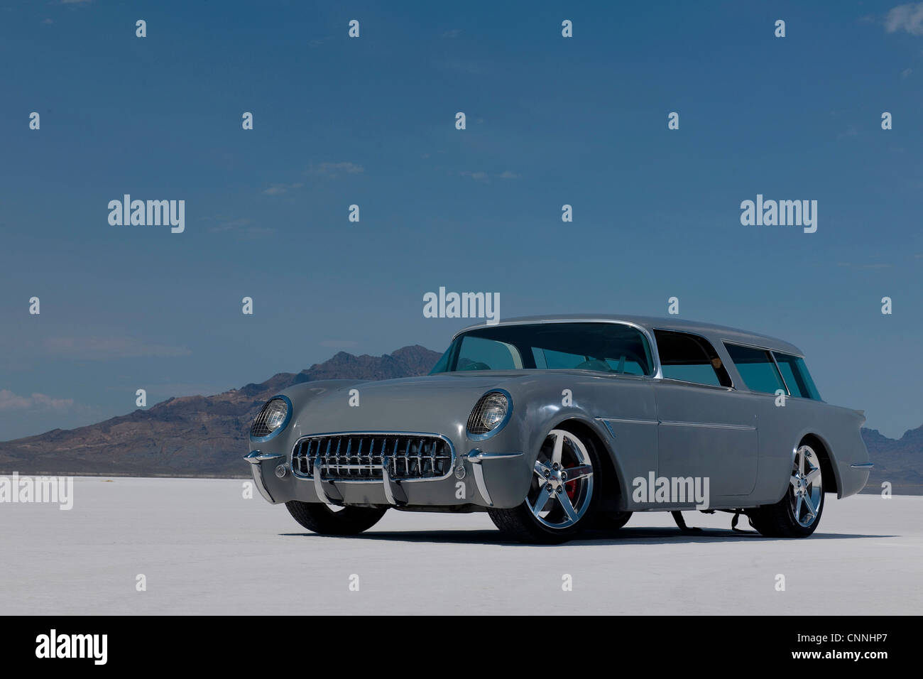 Bonneville Salt Flats bike Woche Retro-1950er Jahre Autorennen in den USA, Auto geparkt auf heißen weißen Salinen Horizont mit blauem Himmel Stockfoto