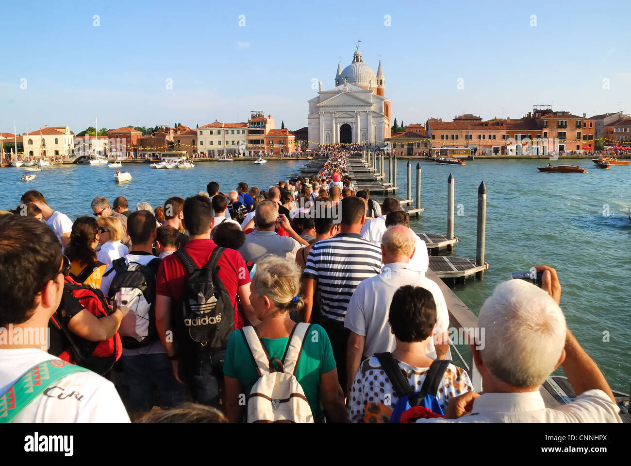 Das Fest des Redentore. Die Masse kreuzt die Ponton-Brücke direkt auf die Kirche von der Redentore auf der Giudecca-Insel. Stockfoto