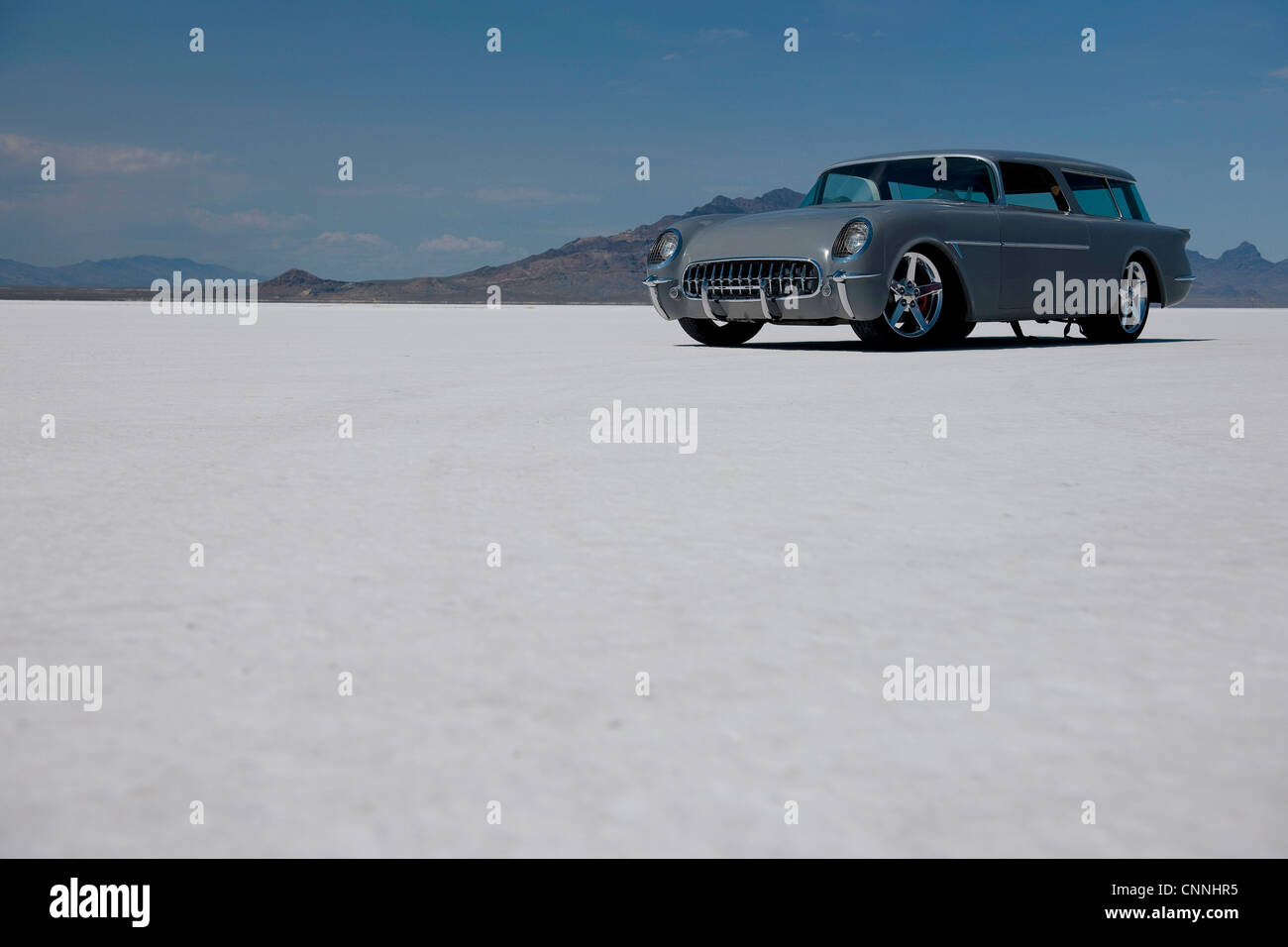 Bonneville Salt Flats bike Woche Retro-Car-Rennen in den USA, Auto geparkt auf heißen weißen Salinen Horizont mit blauem Himmel Stockfoto