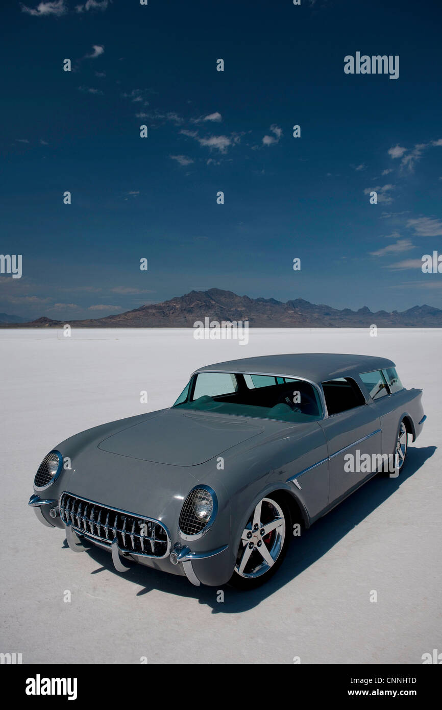 Bonneville Salt Flats bike Woche Retro-Car-Rennen in den USA, Auto geparkt auf heißen weißen Salinen Horizont mit blauem Himmel Stockfoto
