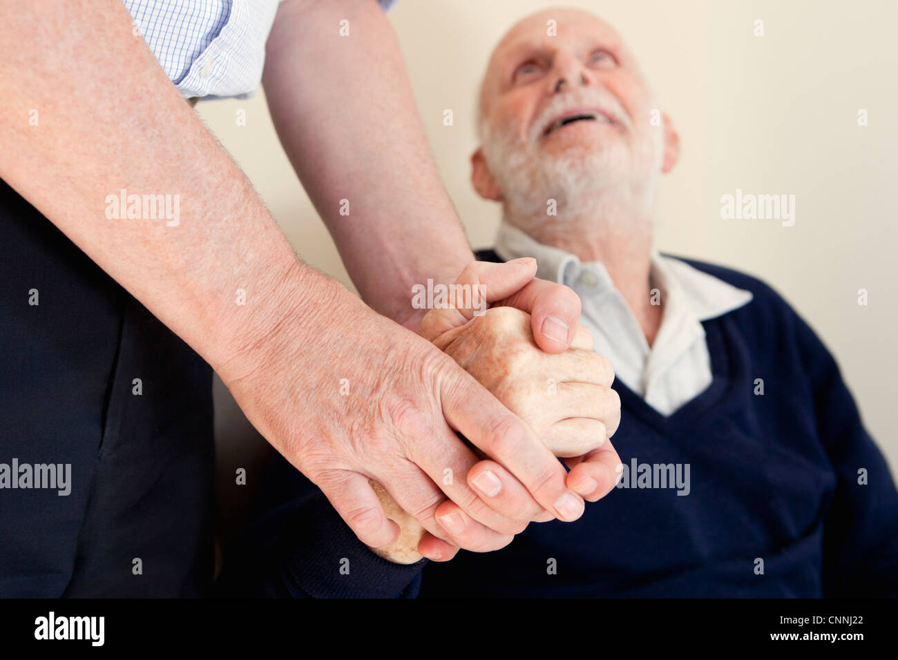 Tätschelte Vaterhand Sohn Stockfoto