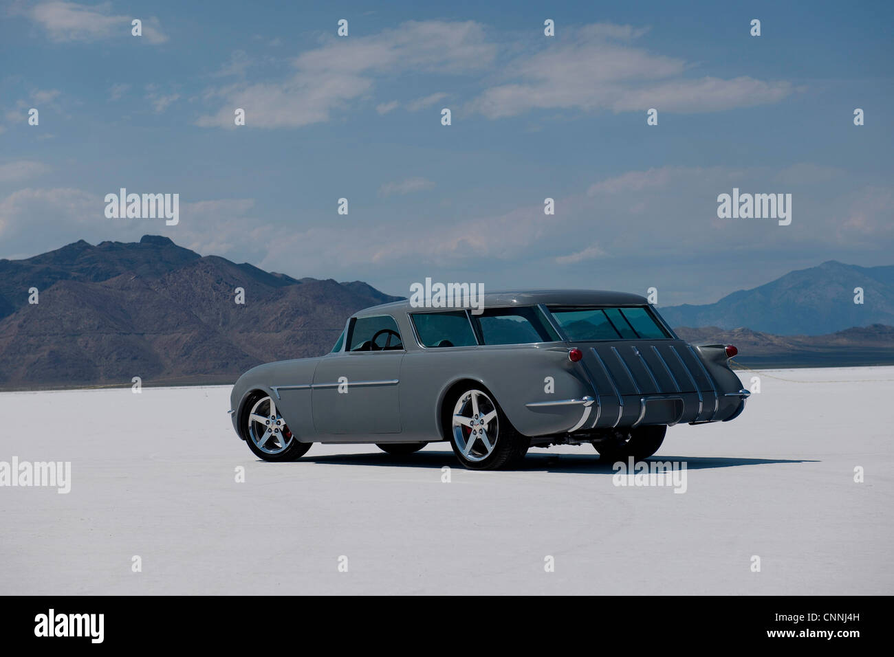 Bonneville Salt Flats bike Woche Retro-Car-Rennen in den USA, Auto geparkt auf heißen weißen Salinen Horizont mit blauem Himmel Stockfoto