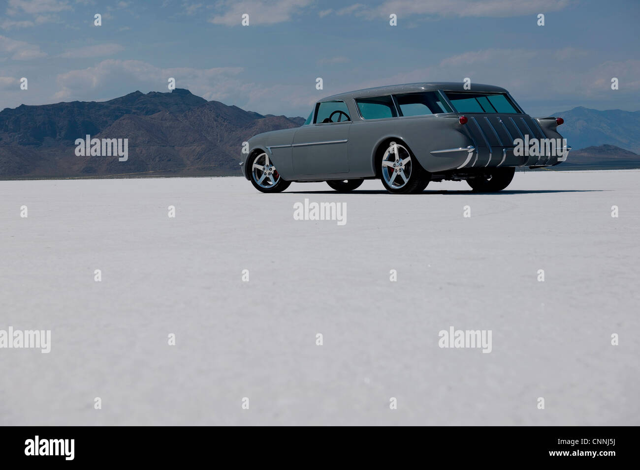 Bonneville Salt Flats bike Woche Retro-Car-Rennen in den USA, Auto geparkt auf heißen weißen Salinen Horizont mit blauem Himmel Stockfoto