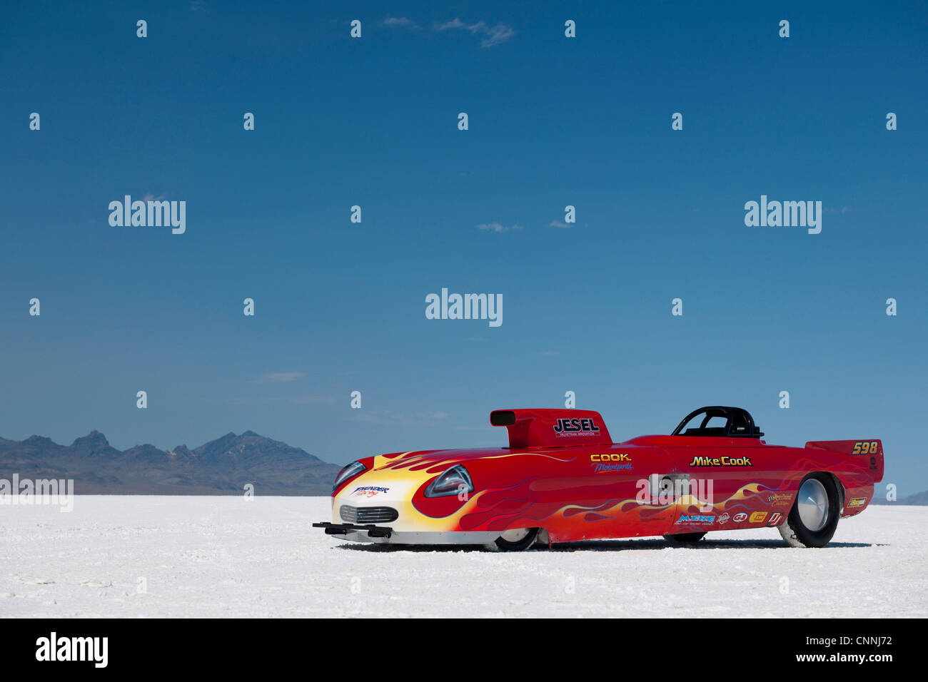 Bonneville Salt Flats bike Woche Retro-Car-Rennen in den USA, Auto geparkt auf heißen weißen Salinen Horizont mit blauem Himmel Stockfoto