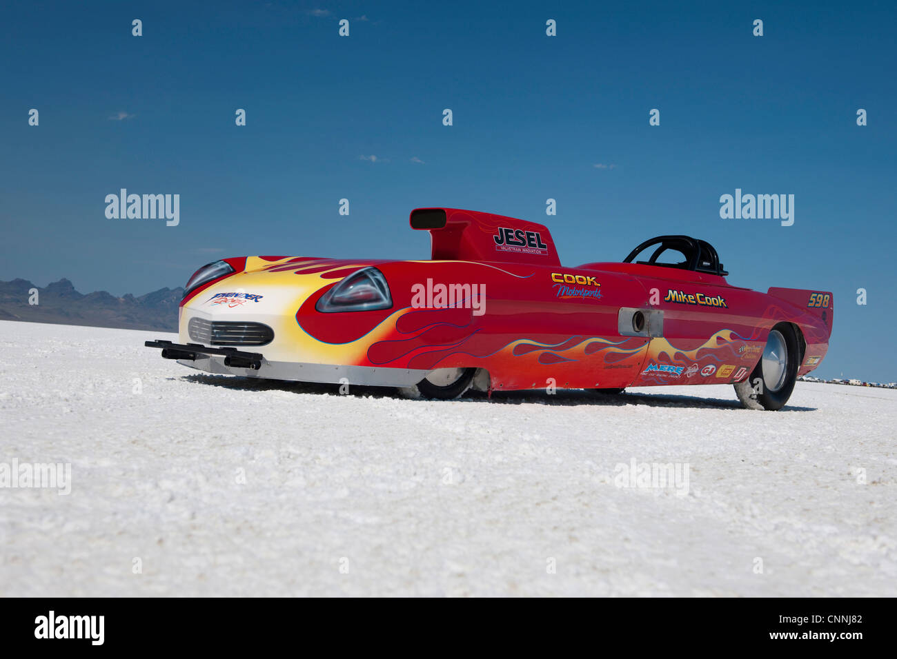 Bonneville Salt Flats bike Woche Retro-Car-Rennen in den USA, Auto geparkt auf heißen weißen Salinen Horizont mit blauem Himmel Stockfoto