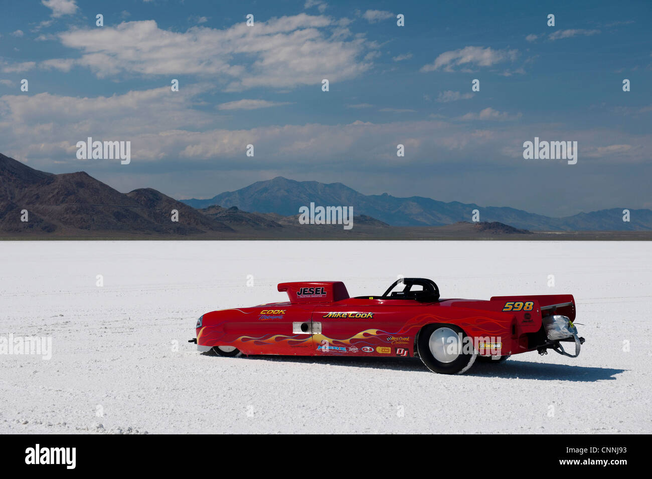 Bonneville Salt Flats bike Woche Retro-Car-Rennen in den USA, Auto geparkt auf heißen weißen Salinen Horizont mit blauem Himmel Stockfoto