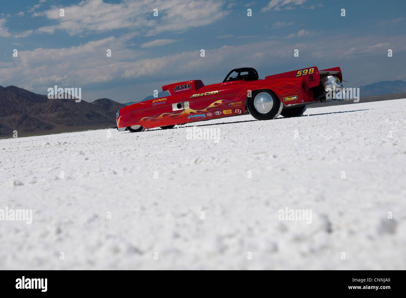 Bonneville Salt Flats bike Woche Retro-Car-Rennen in den USA, Auto geparkt auf heißen weißen Salinen Horizont mit blauem Himmel Stockfoto