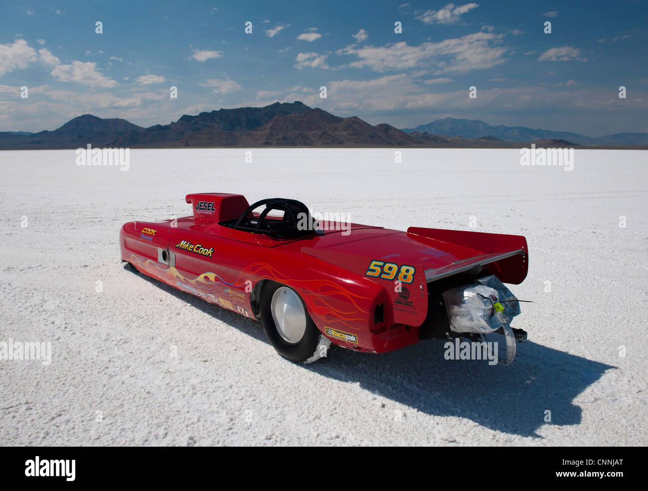 Bonneville Salt Flats bike Woche Retro-Car-Rennen in den USA, Auto geparkt auf heißen weißen Salinen Horizont mit blauem Himmel Stockfoto