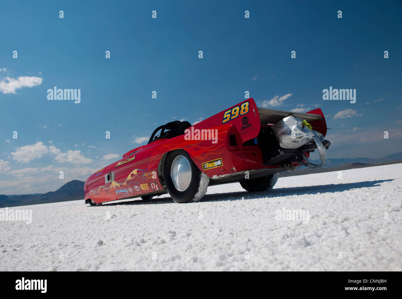 Bonneville Salt Flats bike Woche Retro-Car-Rennen in den USA, Auto geparkt auf heißen weißen Salinen Horizont mit blauem Himmel Stockfoto