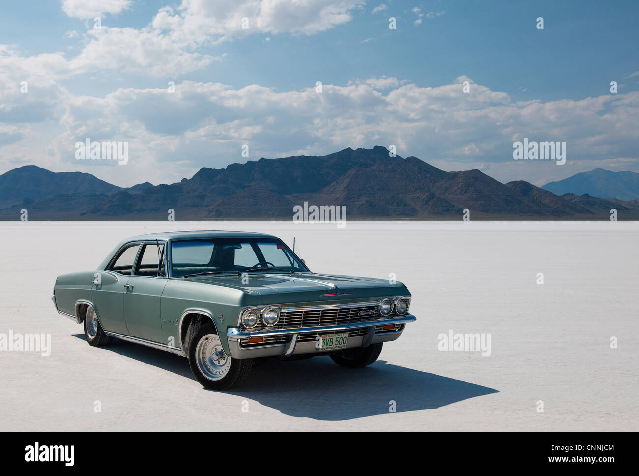 Bonneville Salt Flats bike Woche Retro-Car-Rennen in den USA, Auto geparkt auf heißen weißen Salinen Horizont mit blauem Himmel Stockfoto