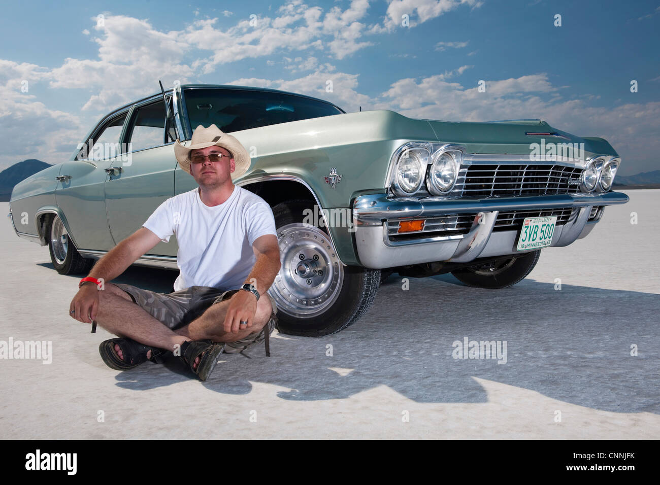 Mann saß am Salzsee von Bonneville mit klassischen Oldtimer Stockfoto