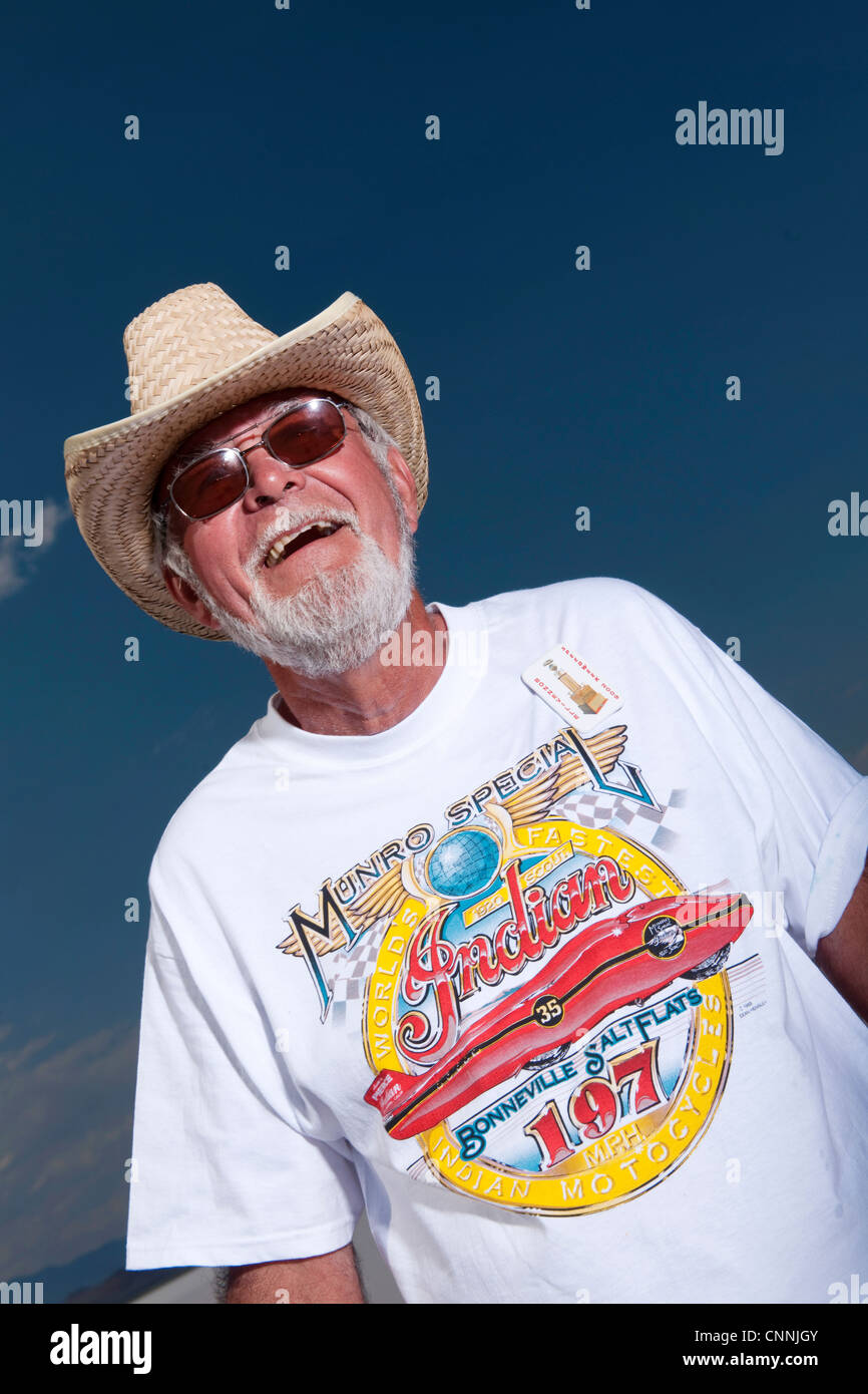 Salzsee von Bonneville Speed Woche Retro-Rennsportfans in USA, Hot-Rod in Bert Munro T-shirt Cowboy-Hüte auf weiß, die Salinen zu lachen Stockfoto