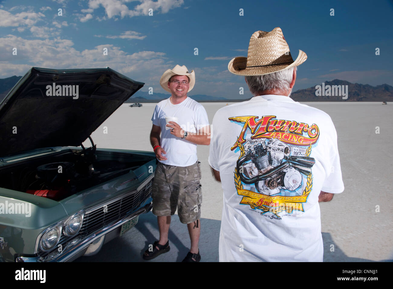 Salzsee von Bonneville Speed Woche Retro-Rennsportfans in USA, Hot-Rod in Bert Munro T-shirt Cowboy-Hüte auf weiß, die Salinen zu lachen Stockfoto