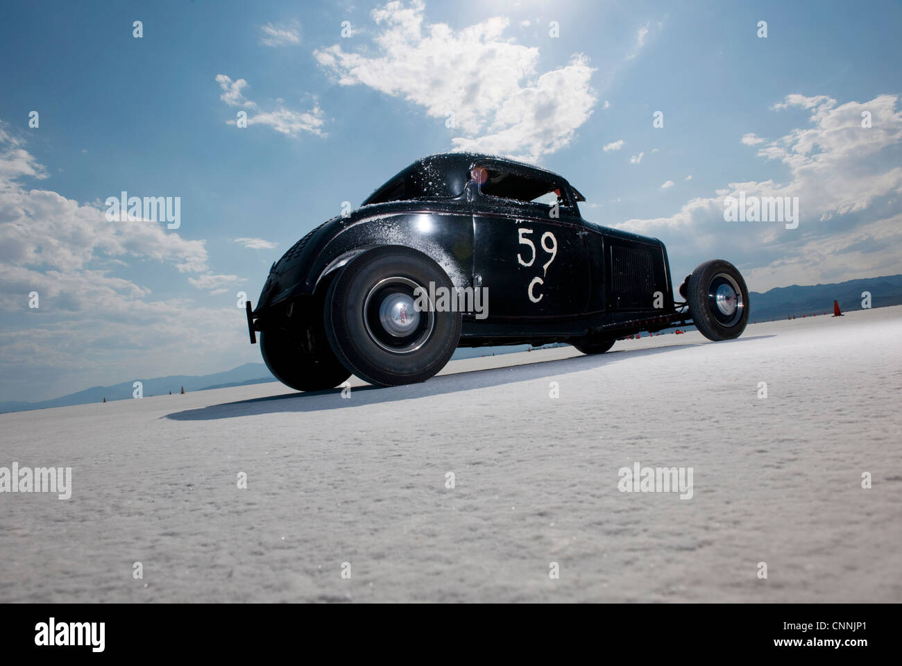 Bonneville Salt Flats bike Woche Retro-Car-Rennen in den USA, Auto geparkt auf heißen weißen Salinen Horizont mit blauem Himmel Stockfoto