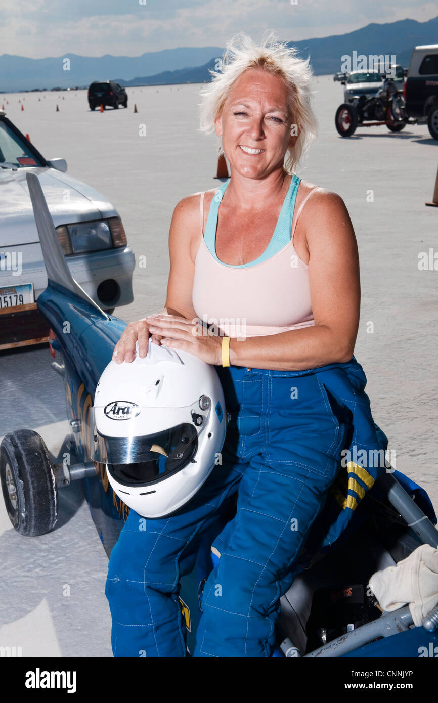 blaues Top Fuel Drag Rennwagen mit blonde Frau Treiber Unterstände von Sonne auf den Bonneville Salt Flat Geschwindigkeit Woche dreißiger Jahre vierziger Jahre Stockfoto