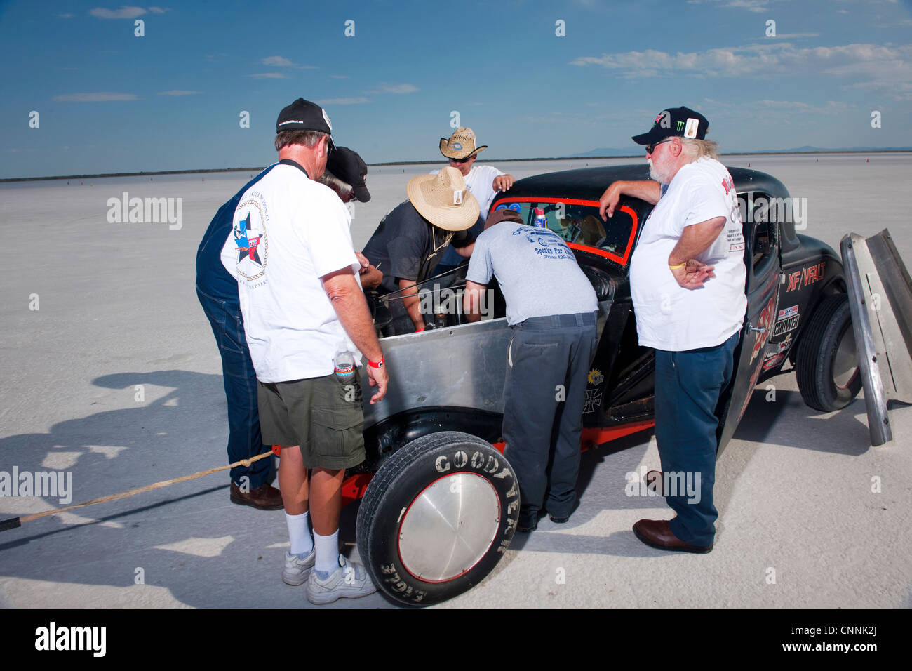 Mechanik-Fix Hotrod Rennwagen Boneville Salt Flats Utah USA aufgeschlüsselt Abschleppwagen Stockfoto