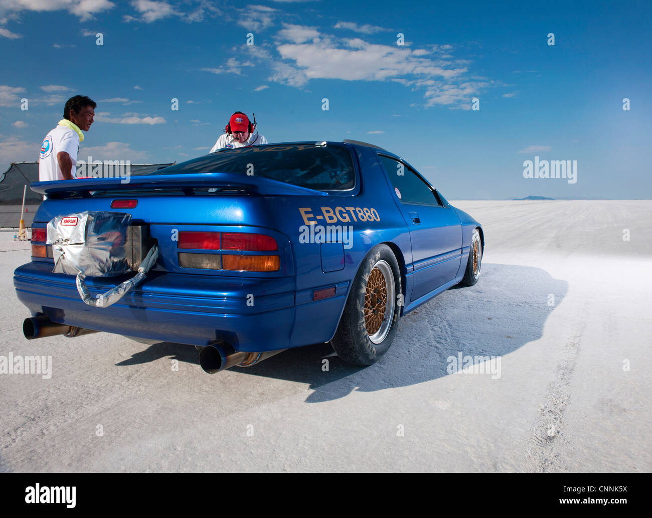 Bonneville Salt Flats bike Woche Retro-Motorrad-Rennen in den USA, blau auf weißen Salinen japanische Beschleunigungsrennen Auto Auto geparkt Stockfoto