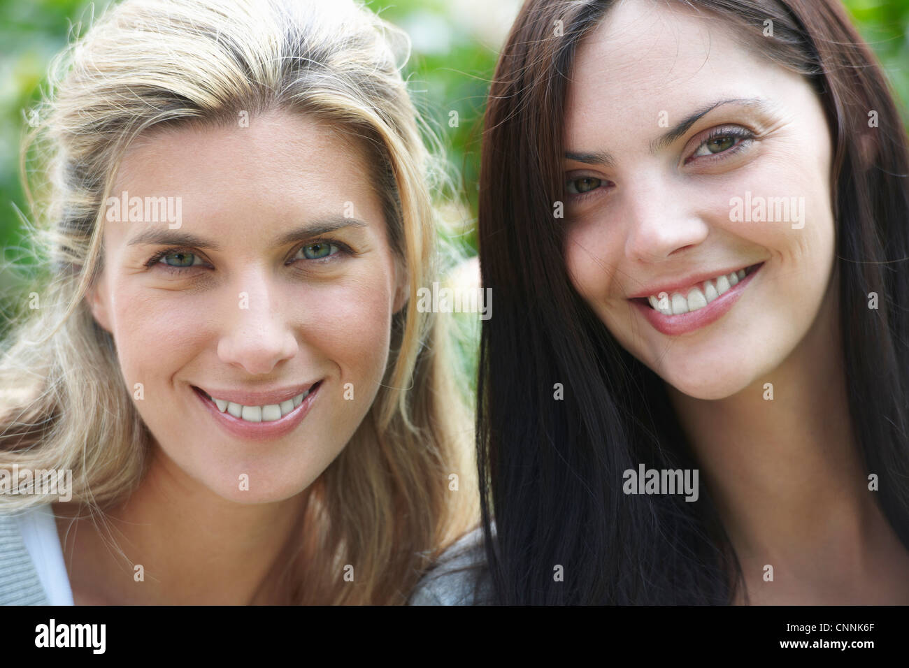 Nahaufnahme von lächelnden Gesichtern der Frauen Stockfoto