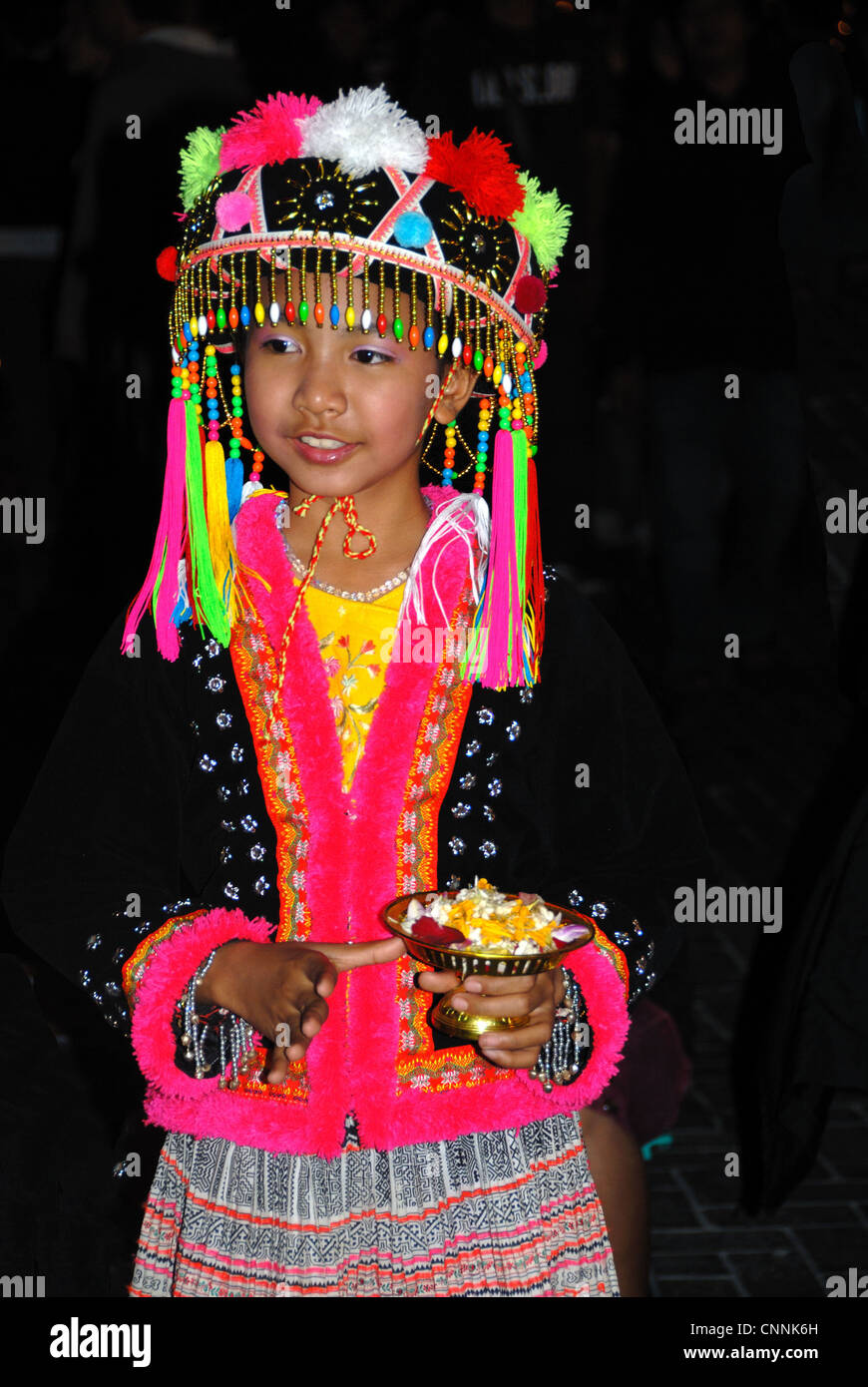 kleinen Mong Bergvolk Kind tanzen in der Sonntagsmarkt am 14.12.2008 in Chiang Mai Thailand Stockfoto