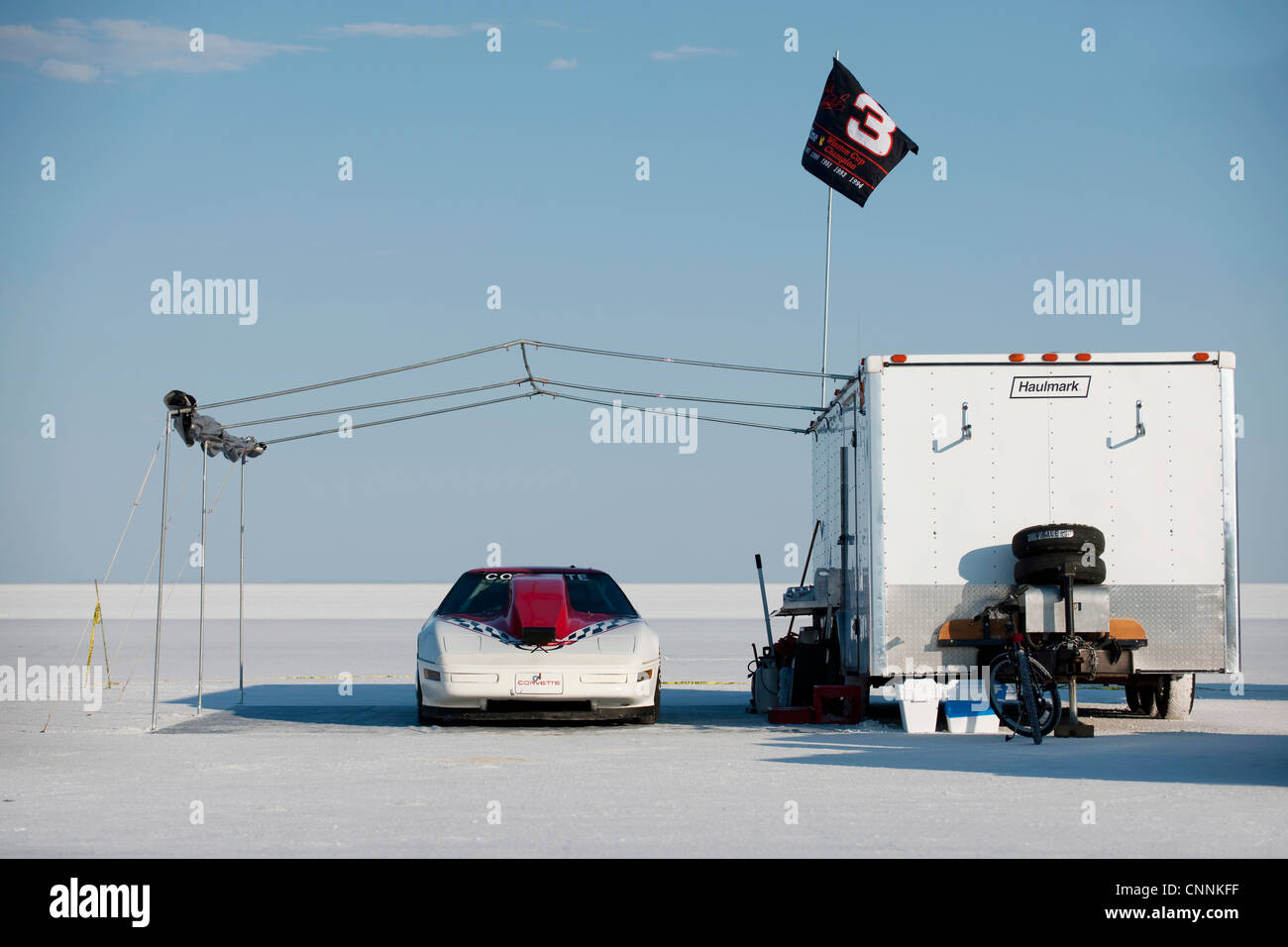 Oldtimer Rennwagen unter Markise am Salzsee von Bonneville mit Anhänger Stockfoto