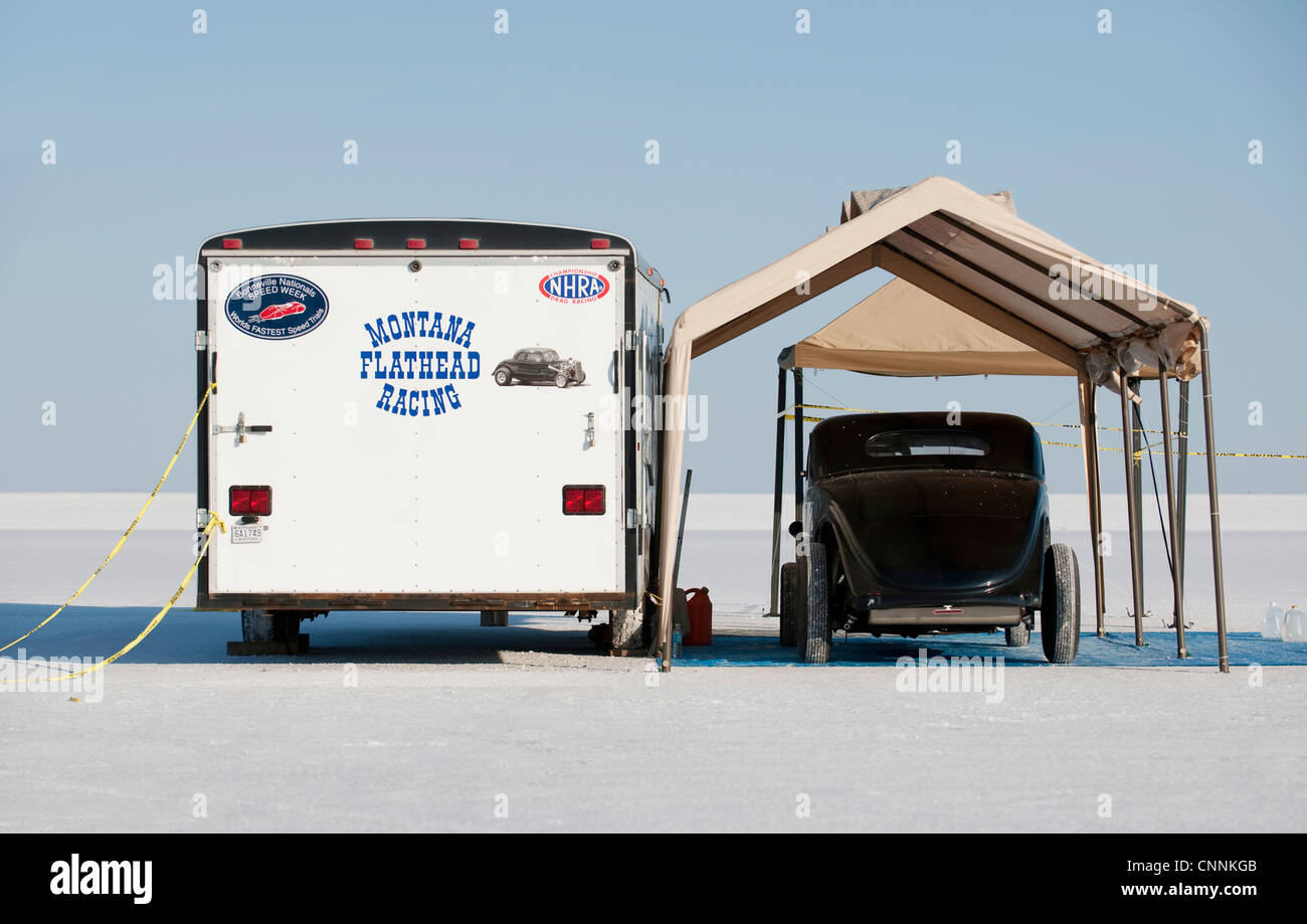 Oldtimer unter Markise am Salzsee von Bonneville mit Anhänger Stockfoto